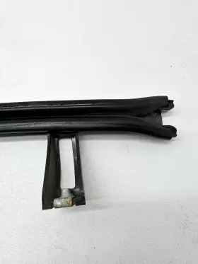 84018490 Gm Oem 20-21 Sierra 2500 Hd Rear Door Glass Hardware-front Guide Left #3